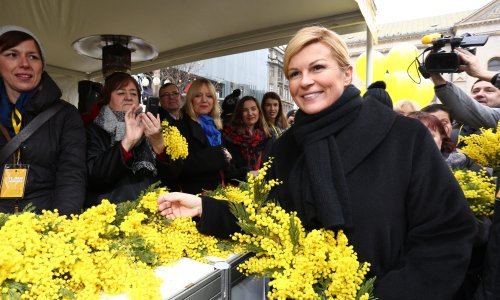 Kolinda pozirala u omiljenoj jakni pa otkrila: 'Još jedan u nizu radnih rođendana'