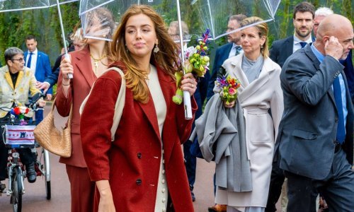 Haljina i chic čizme fantastično pristaju mladoj princezi koja je slika i prilika svoje majke