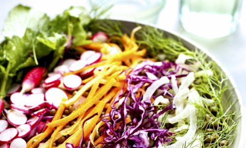 Ova ukusna salata s lećom izvrstan je obrok za one koji žele izgubiti koju kilu