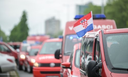 Pogledajte fotografije: Vatrogasna povorka krenula s Velesajma prema centru grada