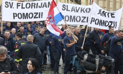 Veliki prosvjed vatrogasaca na Markovom trgu: 'Lažima se vatre ne gase'
