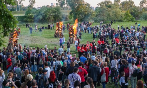 Na prepunom nasipu zapaljeni Trnjanski kresovi, došao i Peternel: ‘Slave okupaciju'