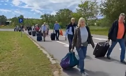 Turisti na Krku pješke vukli kofere s aerodroma zbog preskupog ulaza za autobuse
