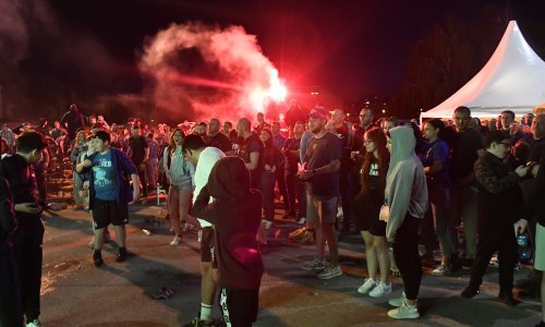 Zagreb u euforiji; Dinamove igrače dočekala bakljada, a Ristovski zapjevao Rijeci...