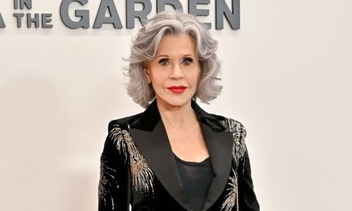 Blista u devetom desetljeću: Jane Fonda servirala glamurozan stajling u baršunu od glave do pete