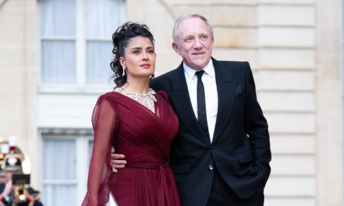 Zna kako se to radi: Salma Hayek laskavom haljinom istaknula liniju