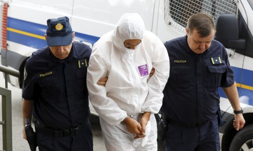 Ubojica iz Blata na sud priveden u lisicama i jednokratnom odijelu