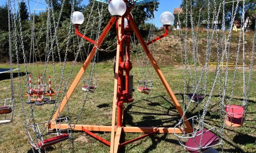 Sedmero djece ozlijeđeno u padu ringišpila, jedna djevojčica u komi