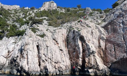 Vozač poginuo u padu vozila u provaliju, izvlačili ga iz mora