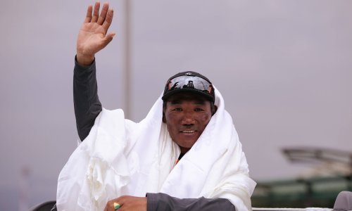 Šerpa Kami oborio sve rekorde: Popeo se na Mount Everest 29. put