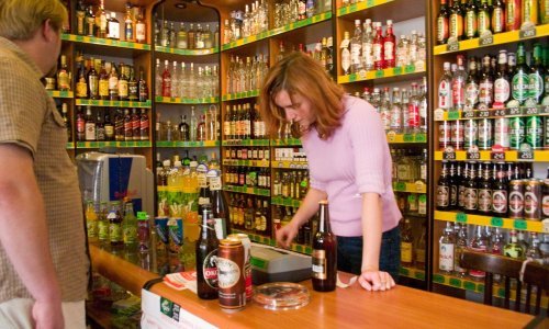 Sramontne plaće i težak rad. Trgovci radnicima nude bonuse ako dovedu nove ljude