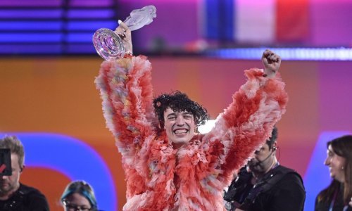 Ne manjka reakcija nakon što je pobjednik Eurosonga razbio stakleni mikrofon