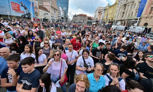 Evo kako izgleda atmosfera na dočeku Baby Lasagne na Trgu bana Jelačića
