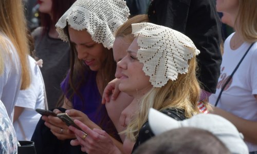 Nosi se čipka: Pogledajte novi trend na dočeku Baby Lasagne u Zagrebu