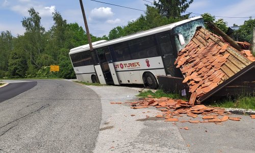 Autobus sletio s ceste kod Velike Gorice, zabio se u stanicu. Ima ozlijeđenih