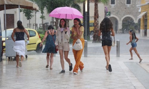 Nedjelja je počela suncem, no poslijepodne dolaze pljuskovi i grmljavina