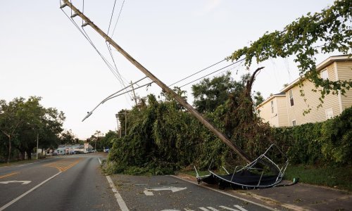 Zastrašujuća snimka iz SAD-a: Snažni tornado rušio sve pred sobom