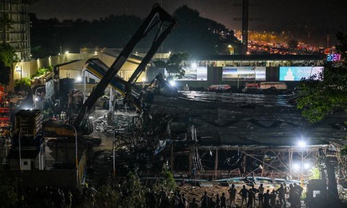 U padu ogromnog reklamnog panoa u Mumbaiju poginulo 14 ljudi