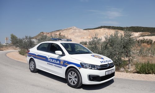 Tragedija u kamenolomu: U odronu kamena na radni stroj poginuo radnik