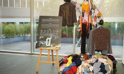 Otkrijte skulpturu koja razotkriva paradoks potrošačkog društva – odbačena moda postala umjetnost