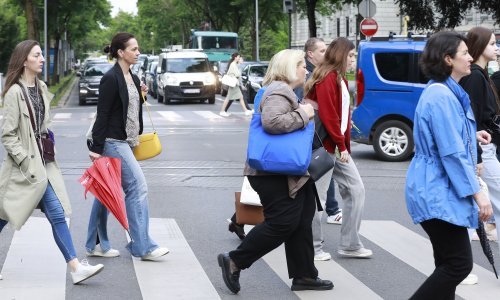 Centrom Zagreba ne voze tramvaji, pa građani koriste 'cipelcug'