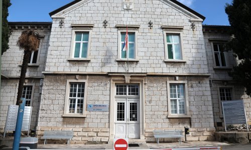 Bore se za život dječaka koji je pao s balkona: Upućen je na hitnu operaciju