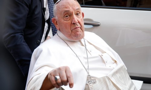 Papa poručio svećenicima: Držite kraće propovijedi, pa ljudi će vam zaspati