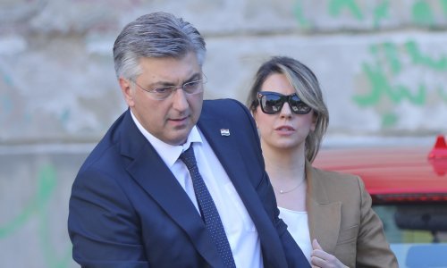 Dugo ih nismo vidjeli zajedno: Premijer Plenković snimljen u izlasku sa suprugom Anom