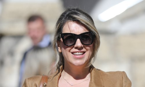 Velike sunčane naočale i zlatni nakit za trendi outfit Ane Maslać Plenković