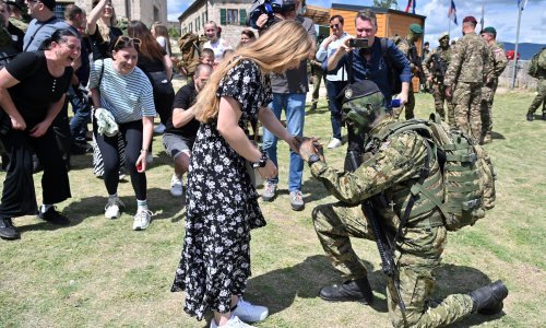 Poručnik zaprosio poručnicu na Kninskoj tvrđavi