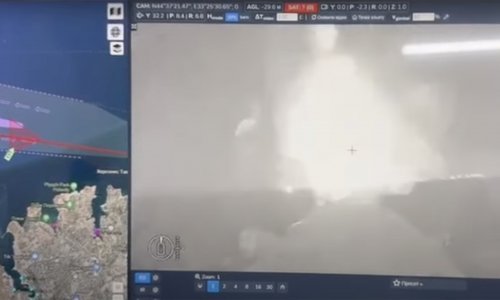 Snimka prikazuje borbu između ukrajinskih dronova Sea Baby opremljenih sustavom bacača plamena i ruskih obalnih brodova u siječnju 2024.