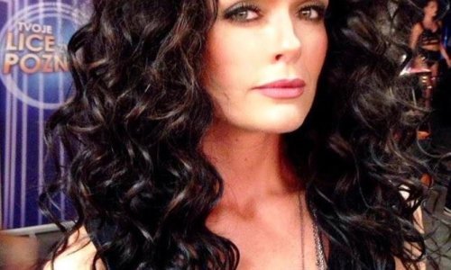 Neprepoznatljiva Minea očarala kosom i dekolteom