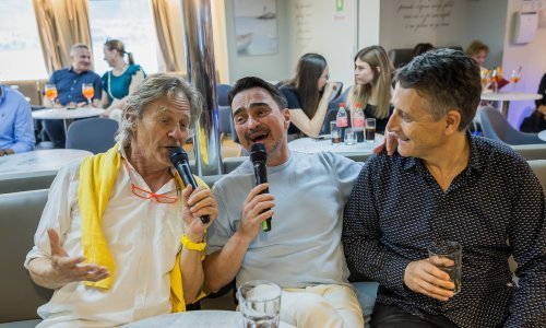 Pisma i veselje: Oliverovi prijatelji se okupili i zapjevali na novom trajektu nazvanom po njemu