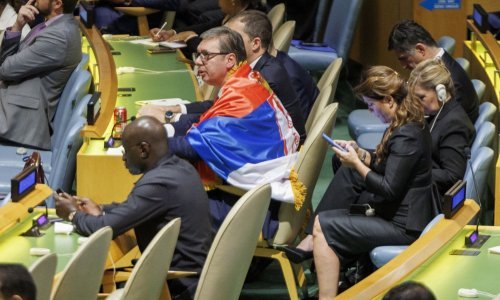Vučićev reality u New Yorku: Patetični performans za Zlatnu malinu gledao je cijeli svijet