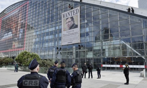 Aktivisti se popeli se na sjedište Totala u Parizu i izvjesili tjeralicu