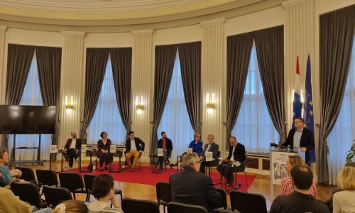 Stranci kamenjem gađali novinare Nove TV: Kamerman sve snimio i dobio nekoliko udaraca