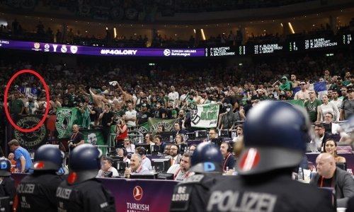 Zastava Bad Blue Boysa u 'srcu' tribine s navijačima Panathinaikosa