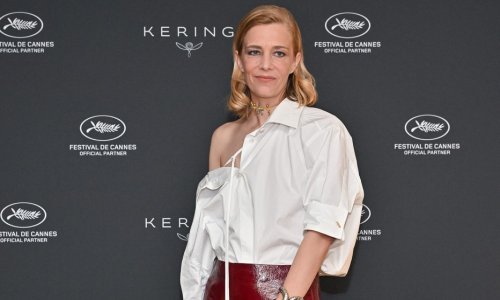 Tako to rade Francuskinje: Teško je reći što je bolje, hit cipele ili kožna suknja