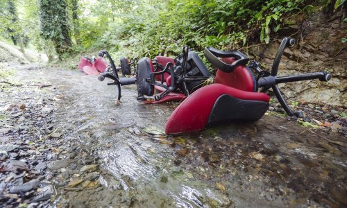 Tko je ovako bezdušan? Uredski stolci bačeni u potok u Parku prirode Medvednica