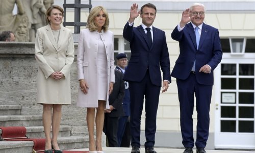 Prva dama pokazala noge u minici: Chic Francuskinja ne odriče se omiljenog komada odjeće