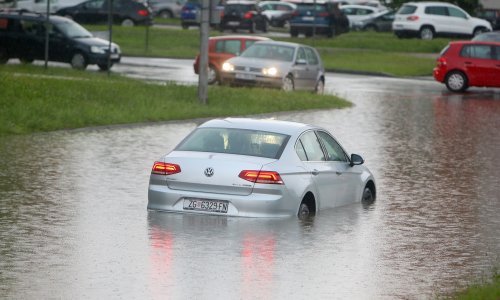 Na Karlovac se sručile ogromne količine kiše i izazvale bujične poplave, sve ekipe na terenu