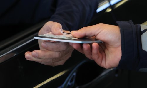 Optužen policajac koji je za 250 eura muljao s pečatima u putovnici