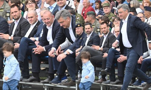 Andrej Plenković nasmijao sve: Pogledajte što mu je na Jarunu priredio najmlađi sin