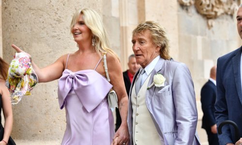 Ponosni tata Rod Stewart pojavio se u srebrnom odjelu držeći za ruku svoju treću suprugu