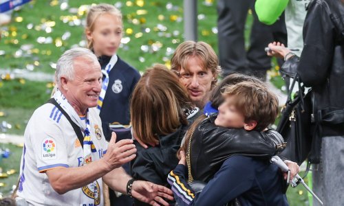 Zagrljaji i najveća sreća: Ovako je Luka Modrić slavio s obitelji