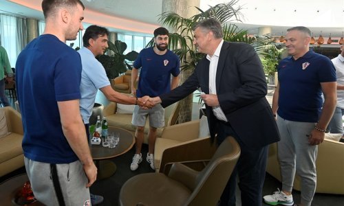 Plenković posjetio 'Vatrene' da ih ohrabri, dvojica igrača uručila su mu poklone