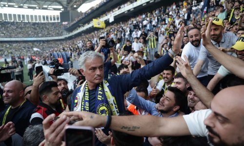 Jose Mourinho novi ugovor potpisao na stadionu pred 30.000 navijača!