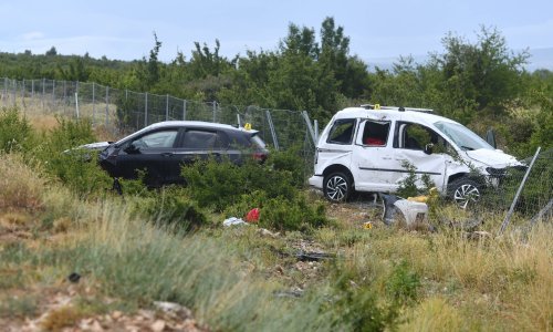 Više ozlijeđenih u izlijetanju s ceste, a potom i naletu vozila na djelatnike HAC-a