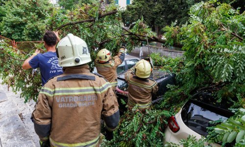 Nevrijeme s tučom poharalo obalu, stiglo i upozorenje za istok Hrvatske