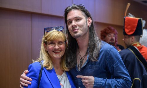 Sanja Doležal u zagrljaju slavnog pjevača koji joj je nekad 'zavirivao u dekolte'